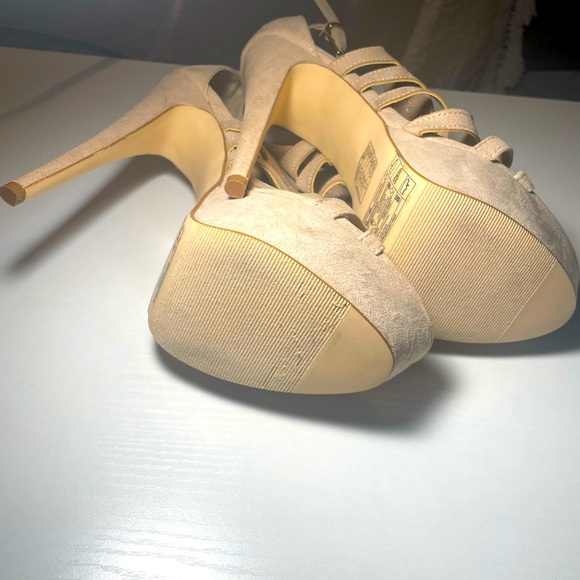 HP✨Nude Heels - Picture 5 of 6
